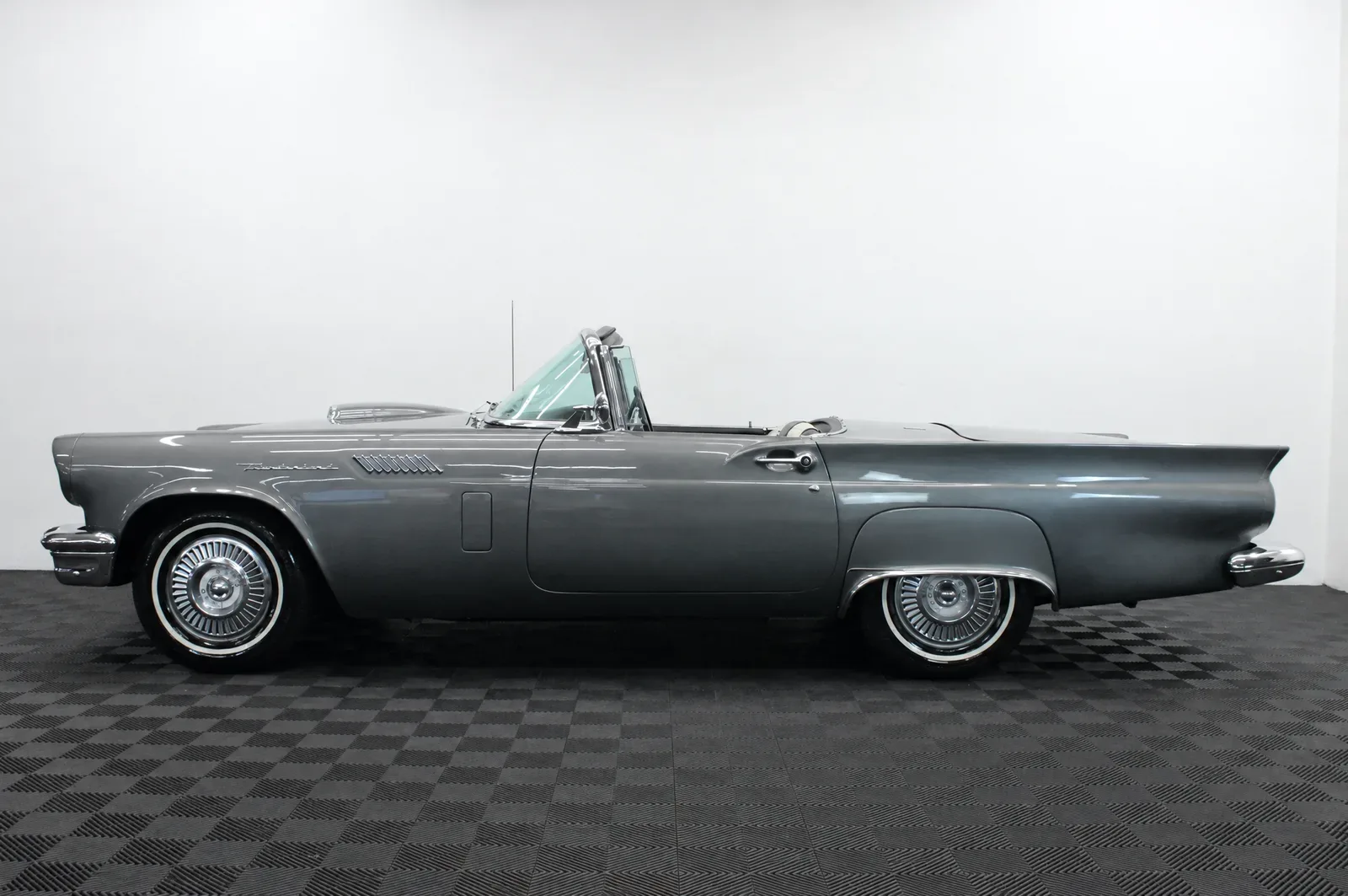 Ford Thunderbird — photograph 1 of 10