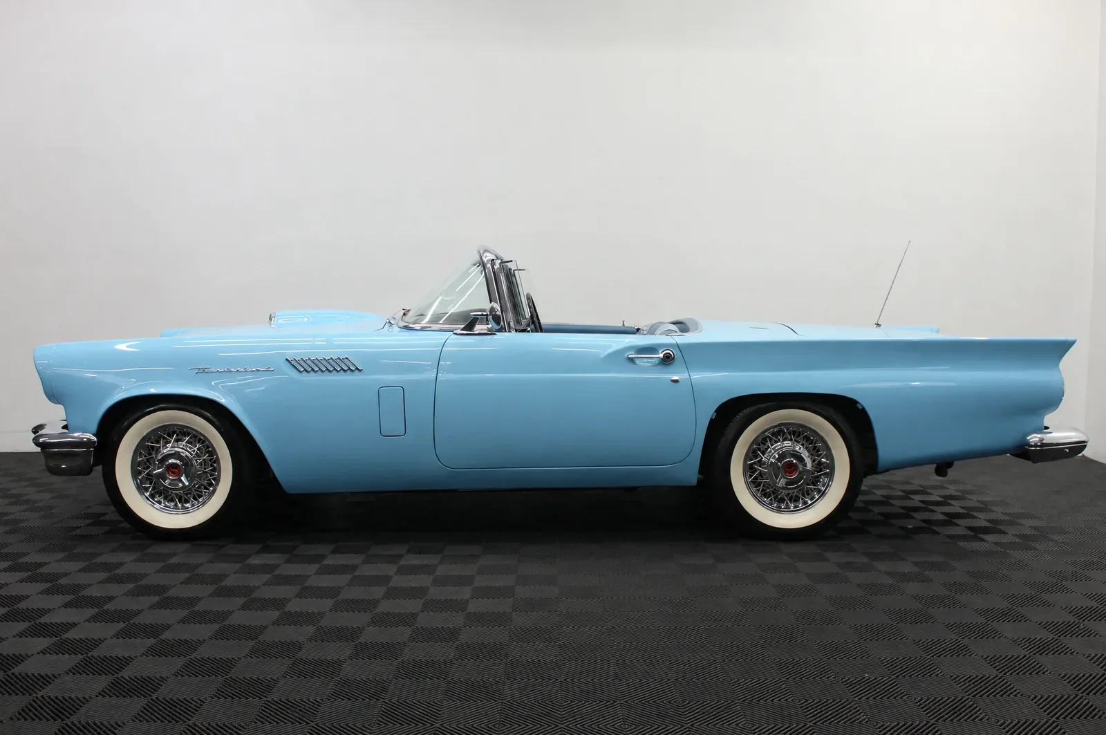 Ford Thunderbird — photograph 1 of 10