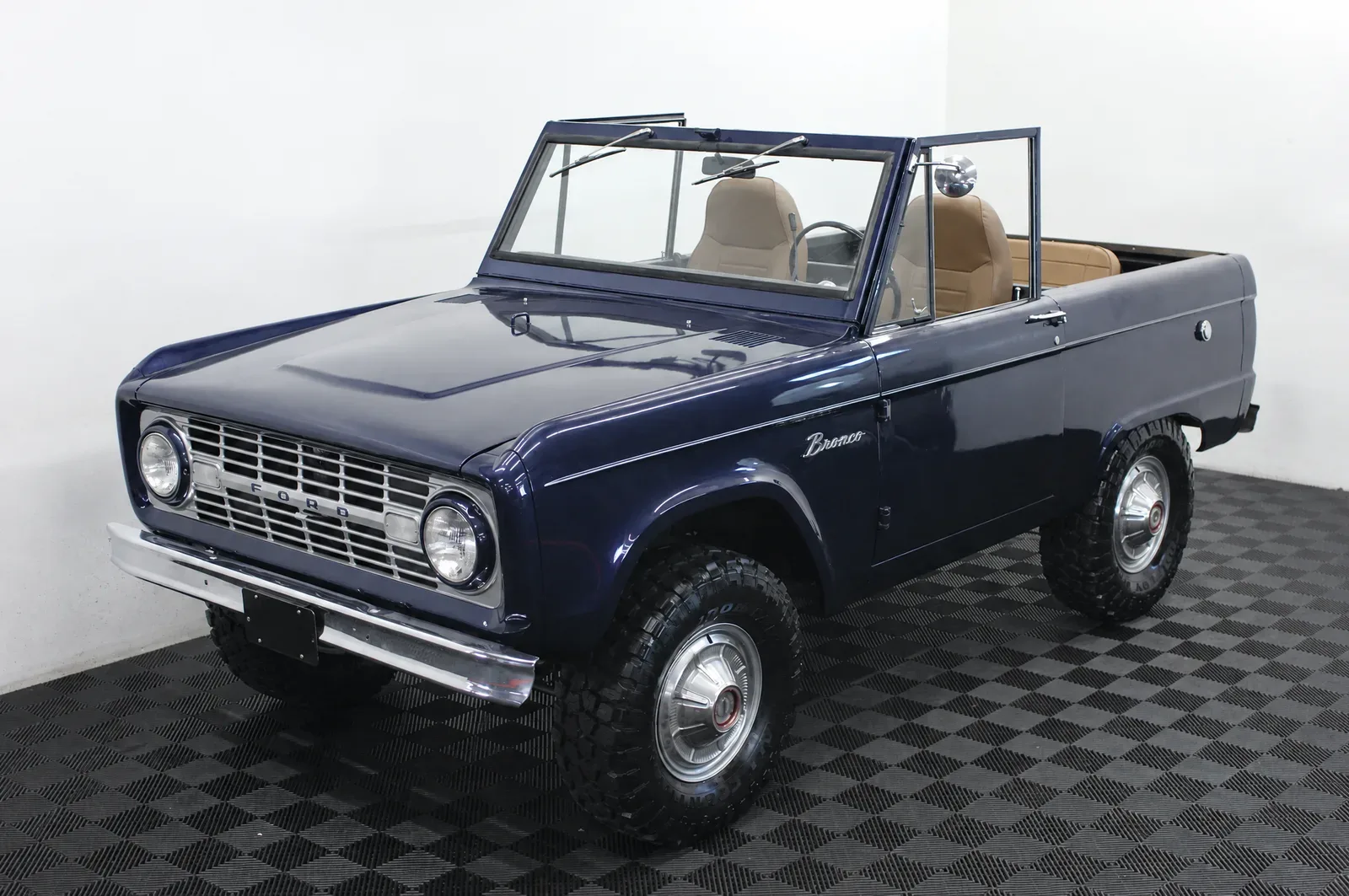 Ford Bronco — photograph 1 of 10