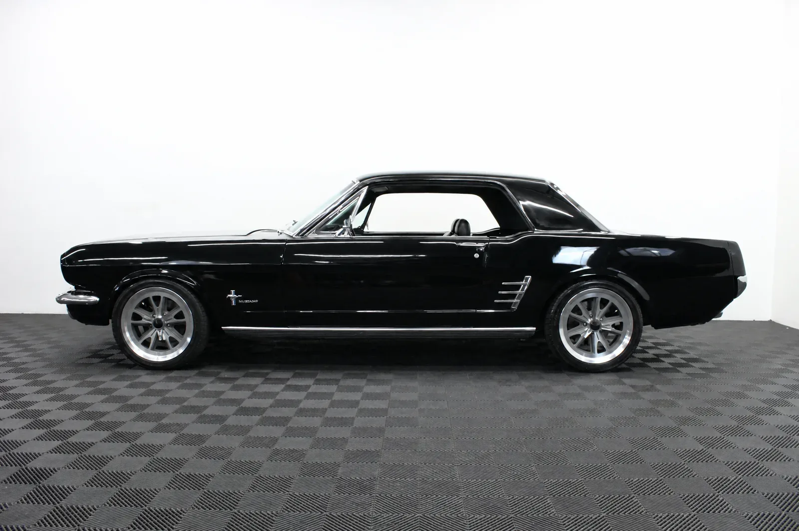 Ford Mustang — photograph 1 of 8