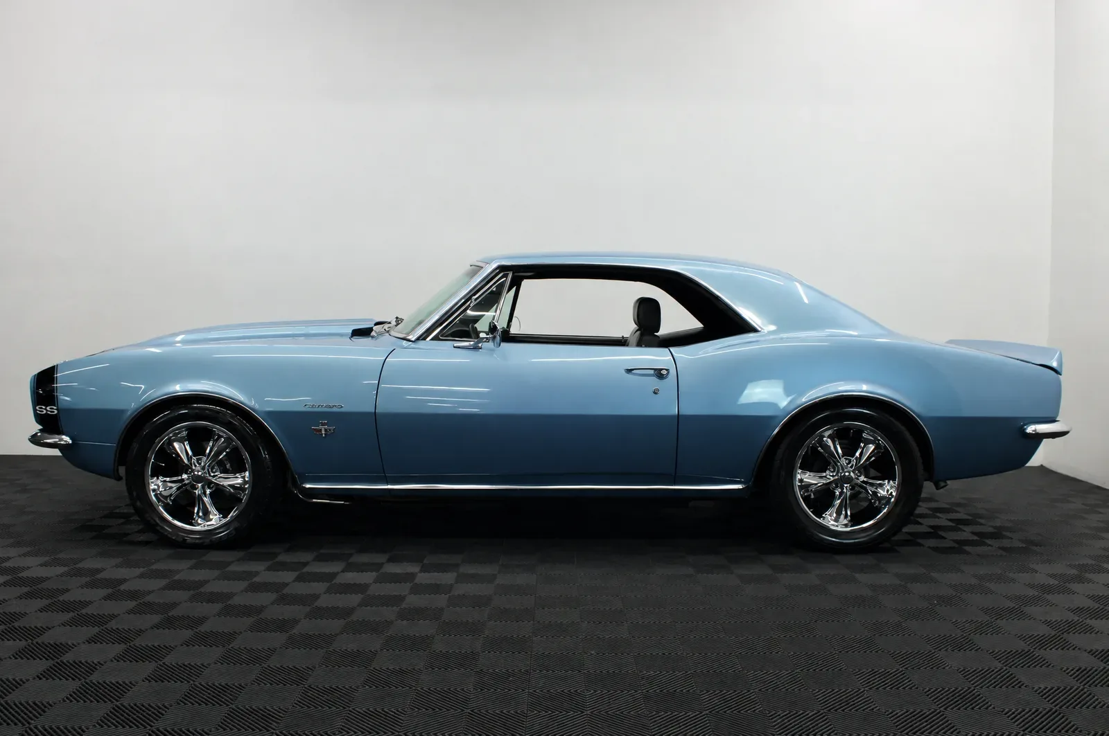 Chevrolet Camaro — photograph 1 of 8