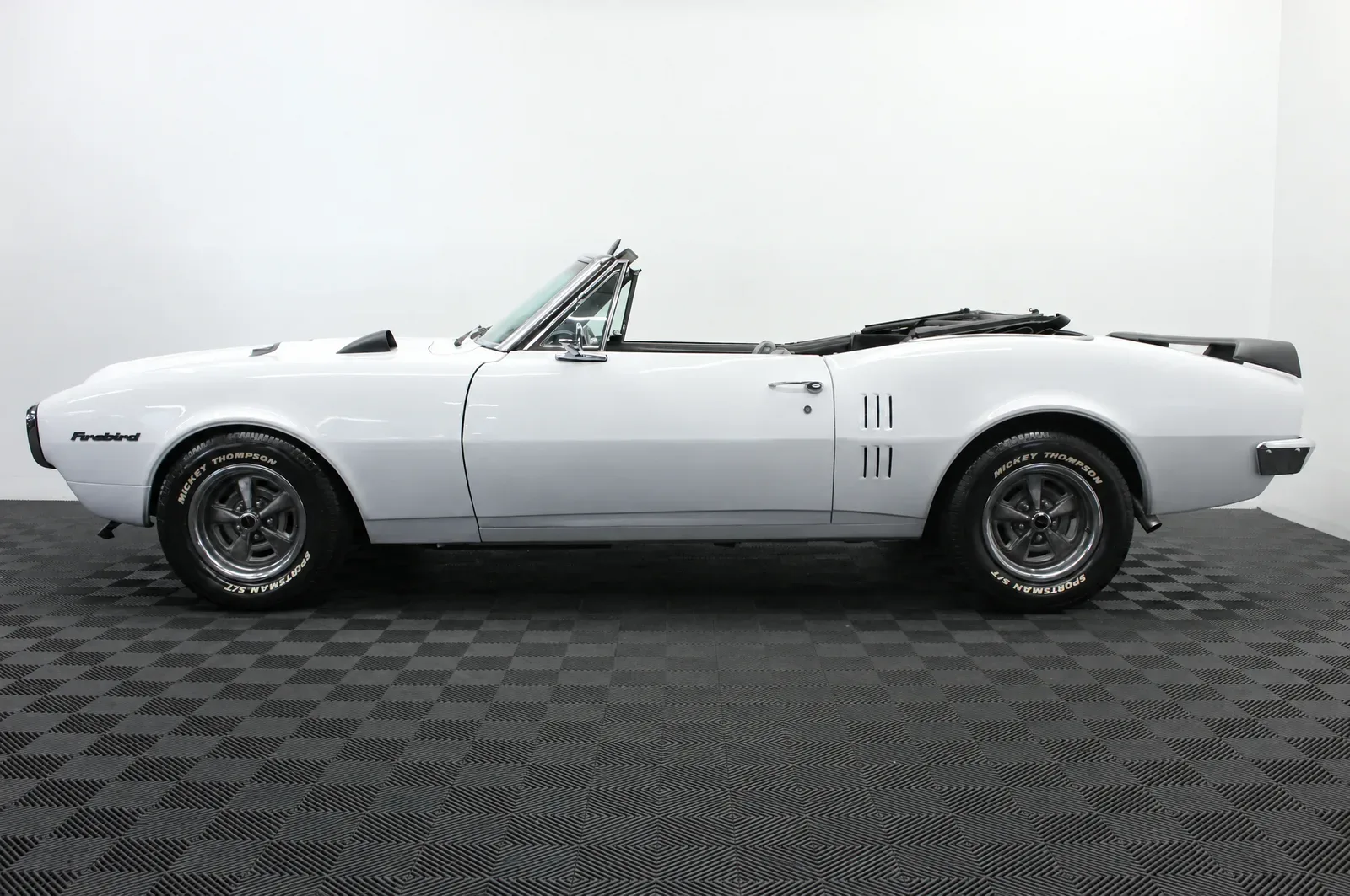 Pontiac Firebird — photograph 1 of 8