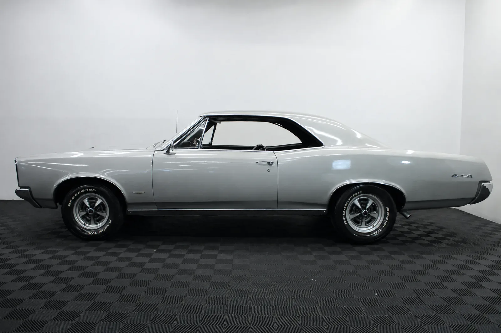Pontiac Lemans — photograph 1 of 8
