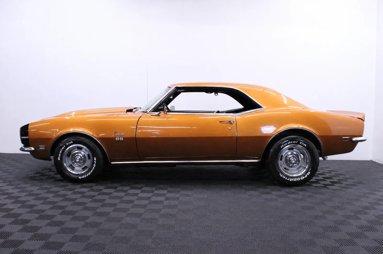 Chevrolet Camaro — photograph 1 of 8