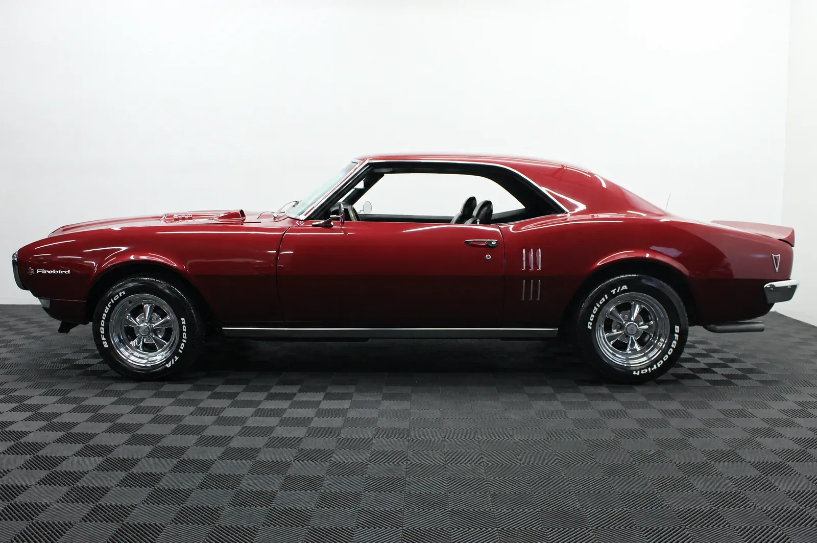 Pontiac Firebird — photograph 1 of 8