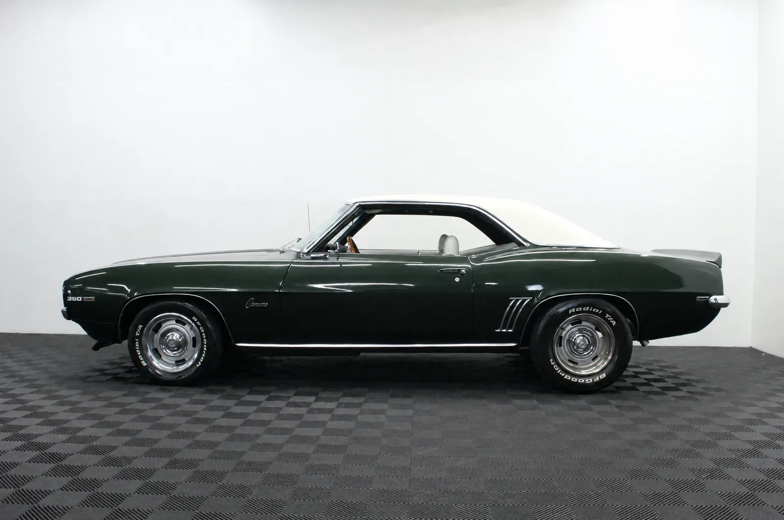 Chevrolet Camaro — photograph 1 of 8