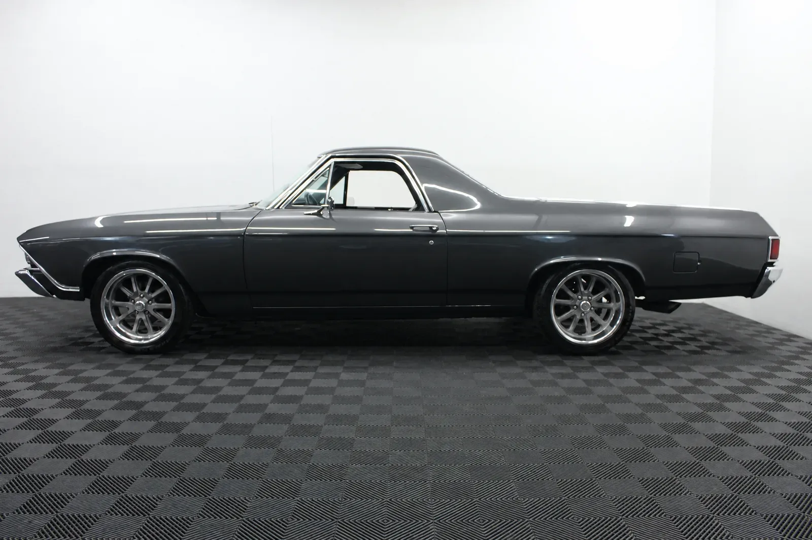 Chevrolet El Camino — photograph 1 of 8