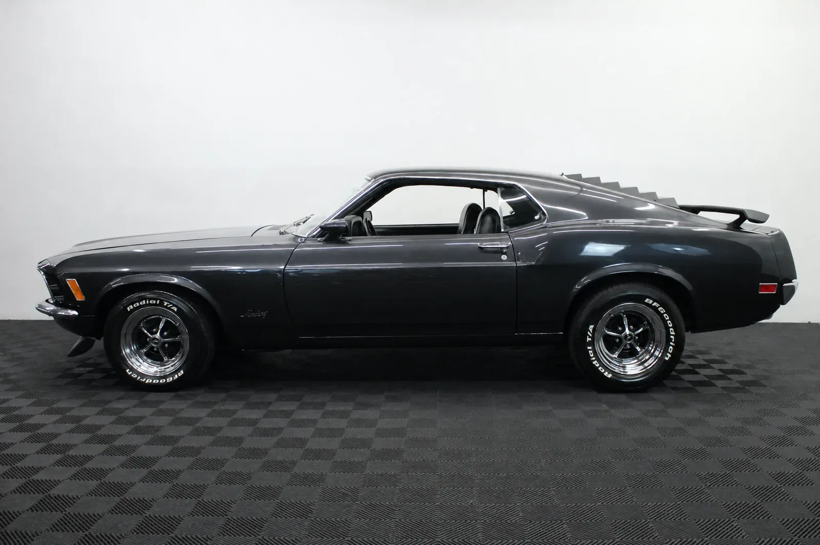Ford Mustang — photograph 1 of 8