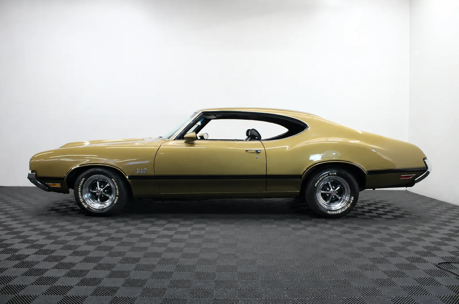 Oldsmobile 442 — photograph 1 of 8