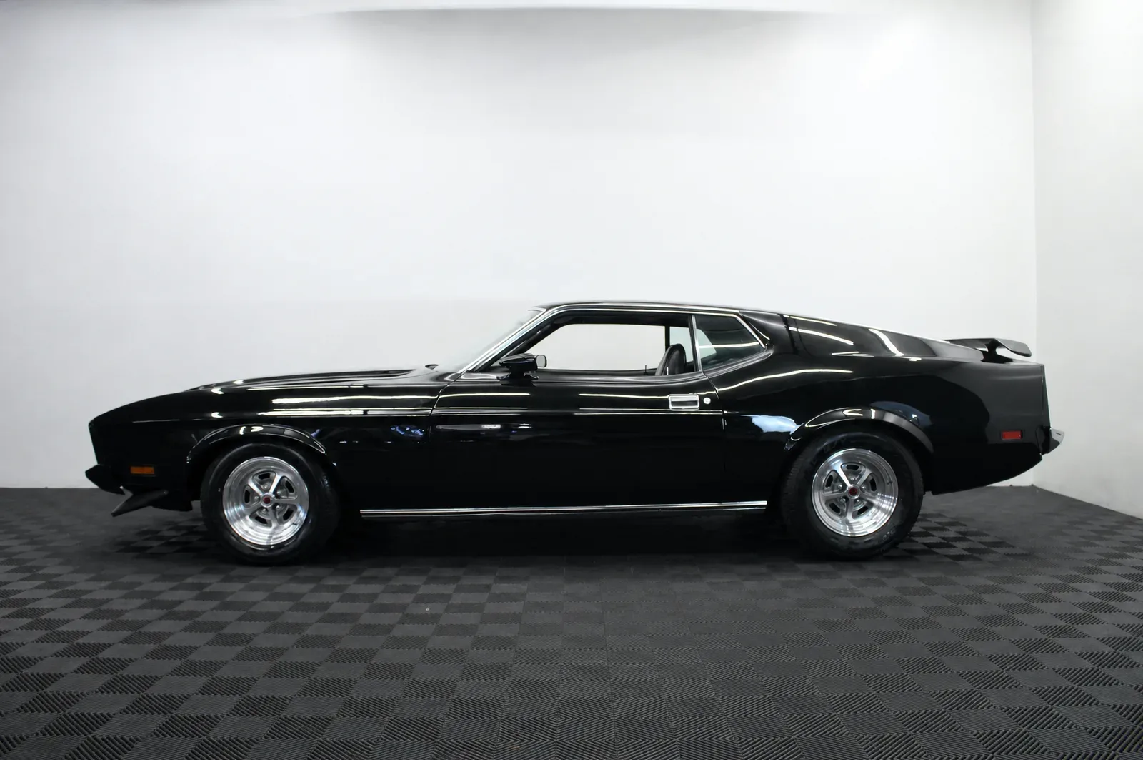 Ford Mustang — photograph 1 of 8